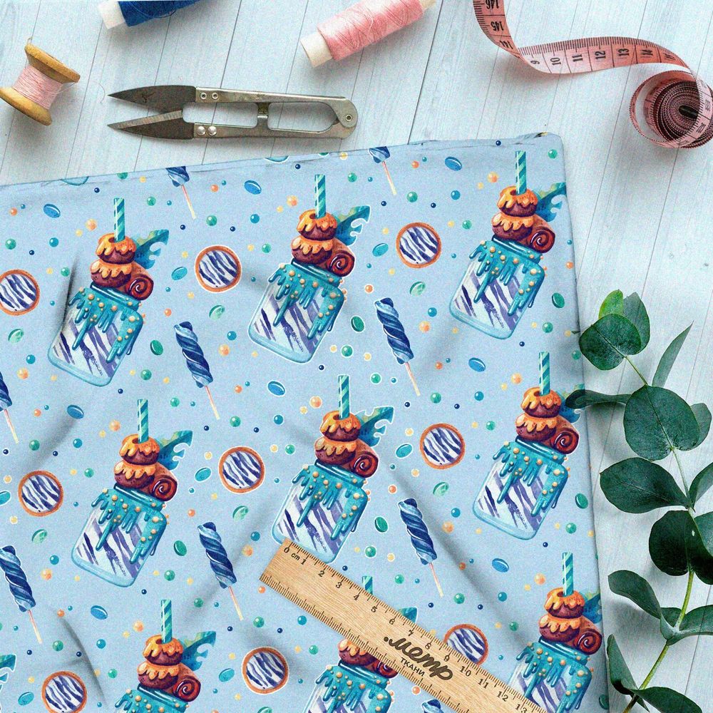 Ткань атлас коктейли с мороженым и сладким льдом на синем фоне