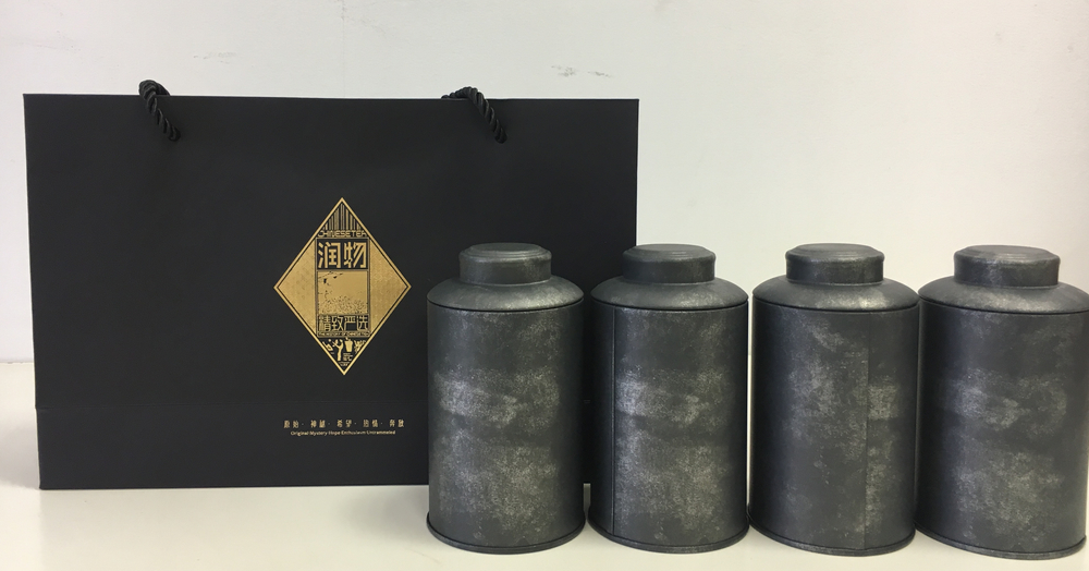 202091 Подарочный набор: сумка (картон)+4 банки (жесть), высота 13, диаметр 7. Цвет - черный винтаж