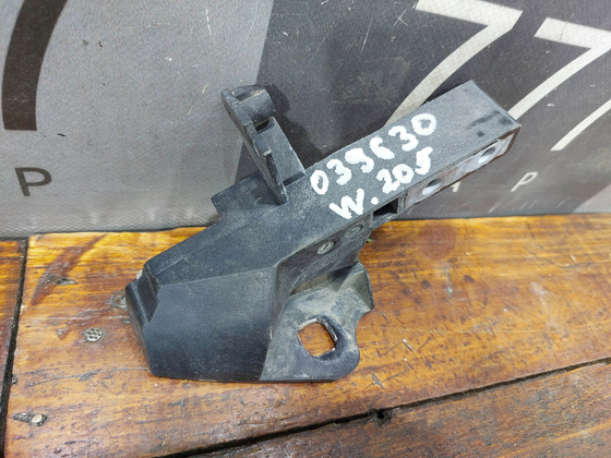 Кронштейн передней панели Mercedes C (W205) 14-23 Б/У Оригинал A2056203401