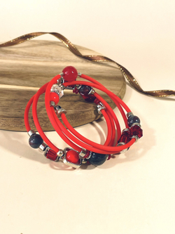 Браслет с бусинами гибкий красный