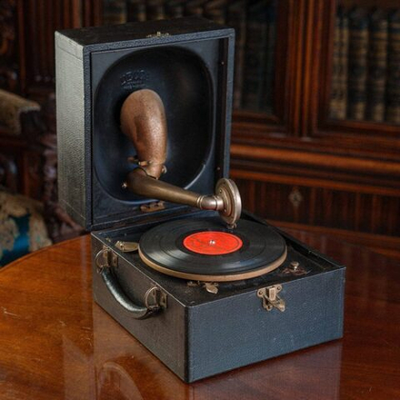 Патефон редкой формы
