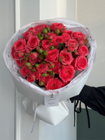 Букет из ярких, кустовых пионовидных роз