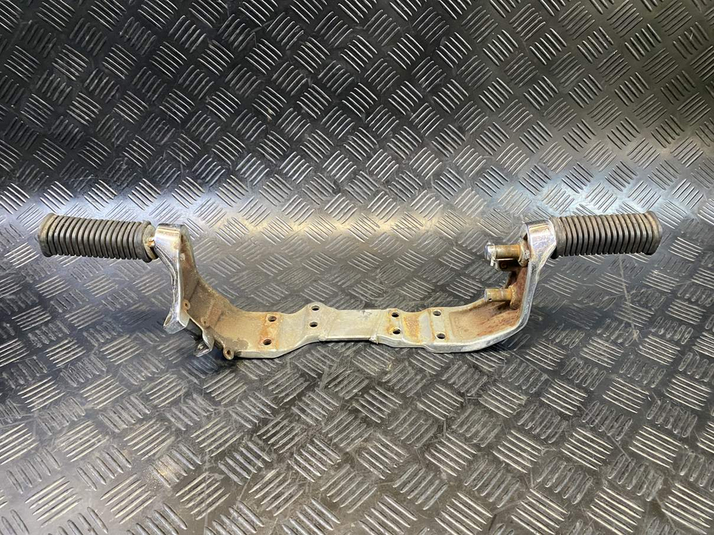 Подножки водительские Suzuki Intruder VS750 VR51A (с кронштейном)