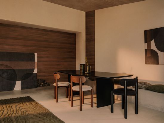 Стул Nebai из черной синели с каркасом из массива дуба и черной отделкой FSC MIX Credit Испания La Forma