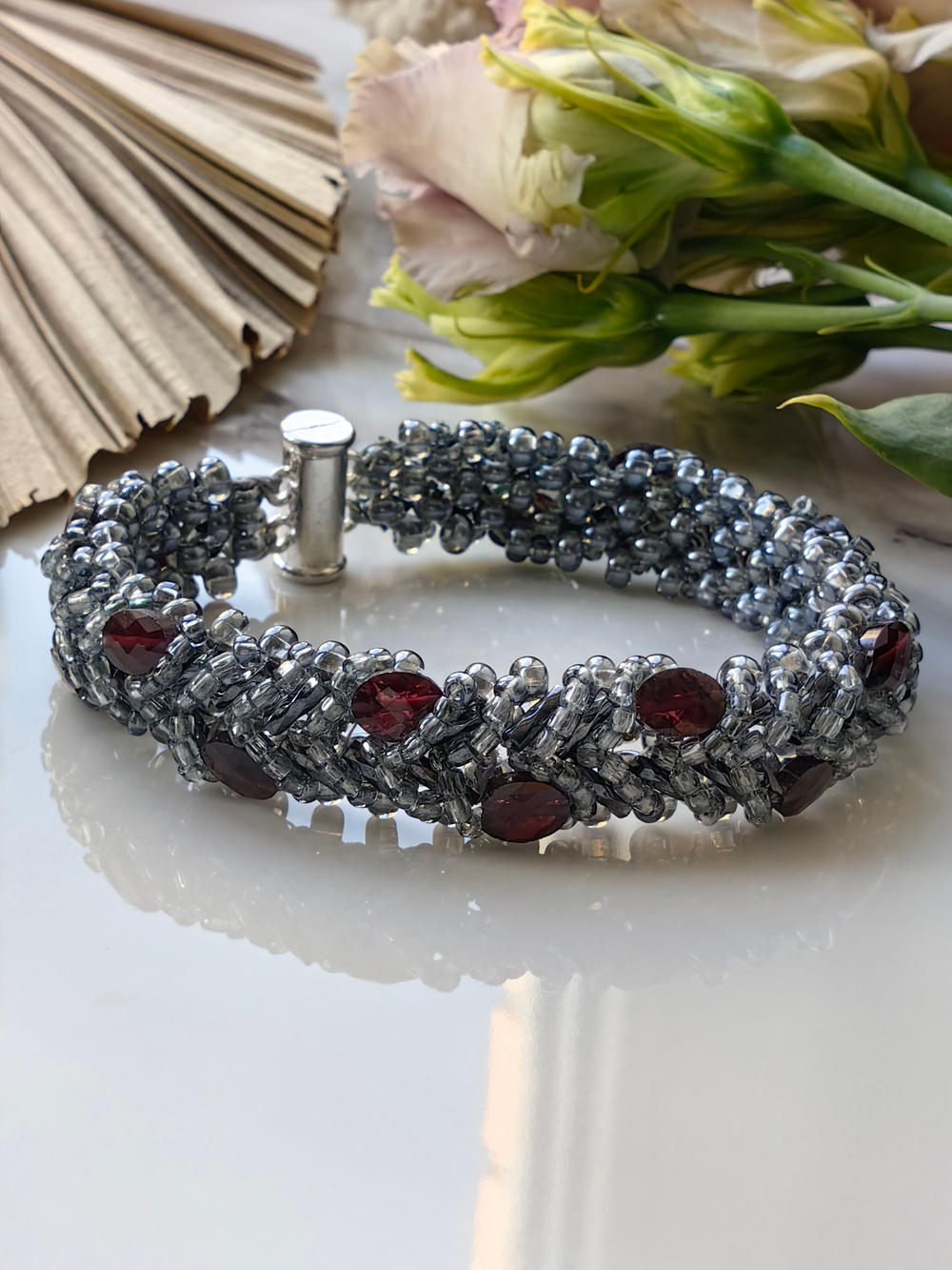 Браслет из бисера "Змейка" 18 см ручной работы с камнем Гранат