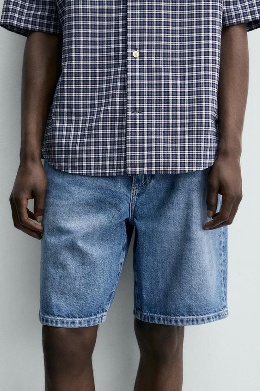 ZARA ДЖИНСОВЫЕ ШОРТЫ REGULAR FIT, ГОЛУБОЙ