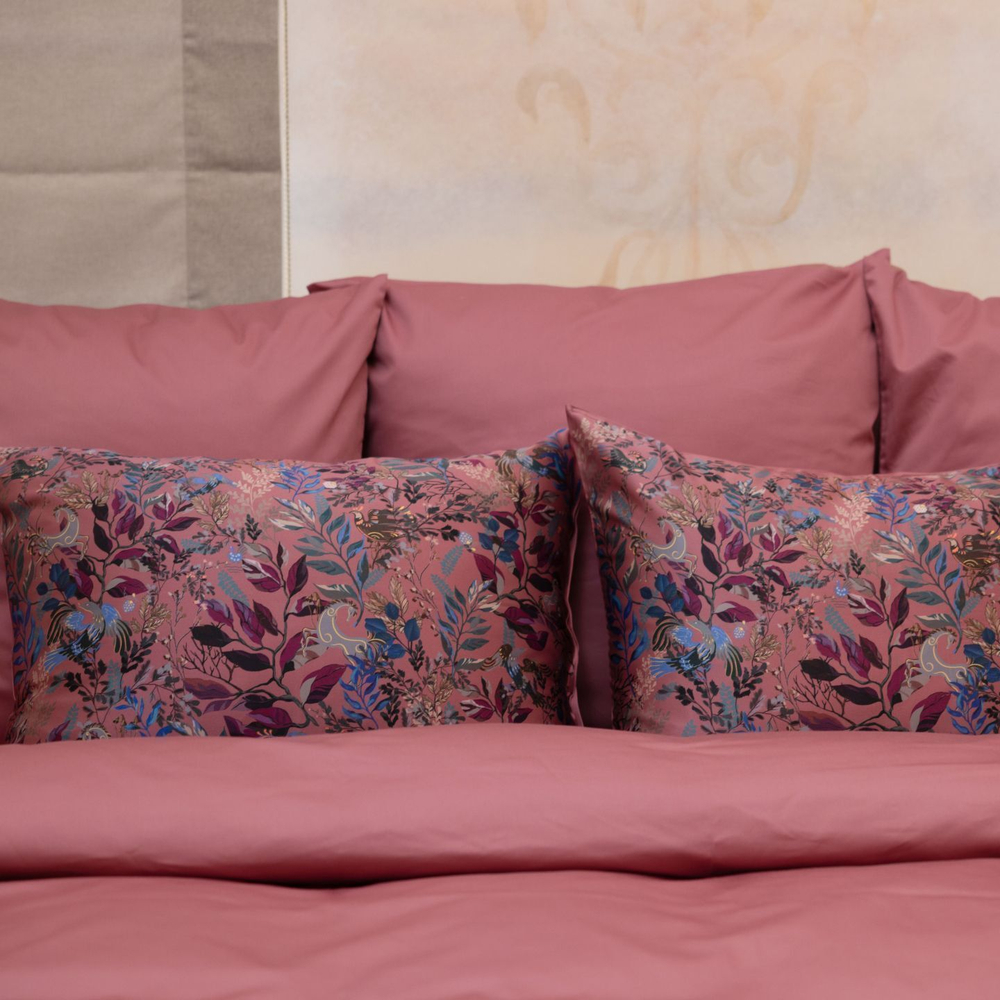 Наволочка 50x70 Mollen Таинственный лес вишнёво-ягодная шелковая