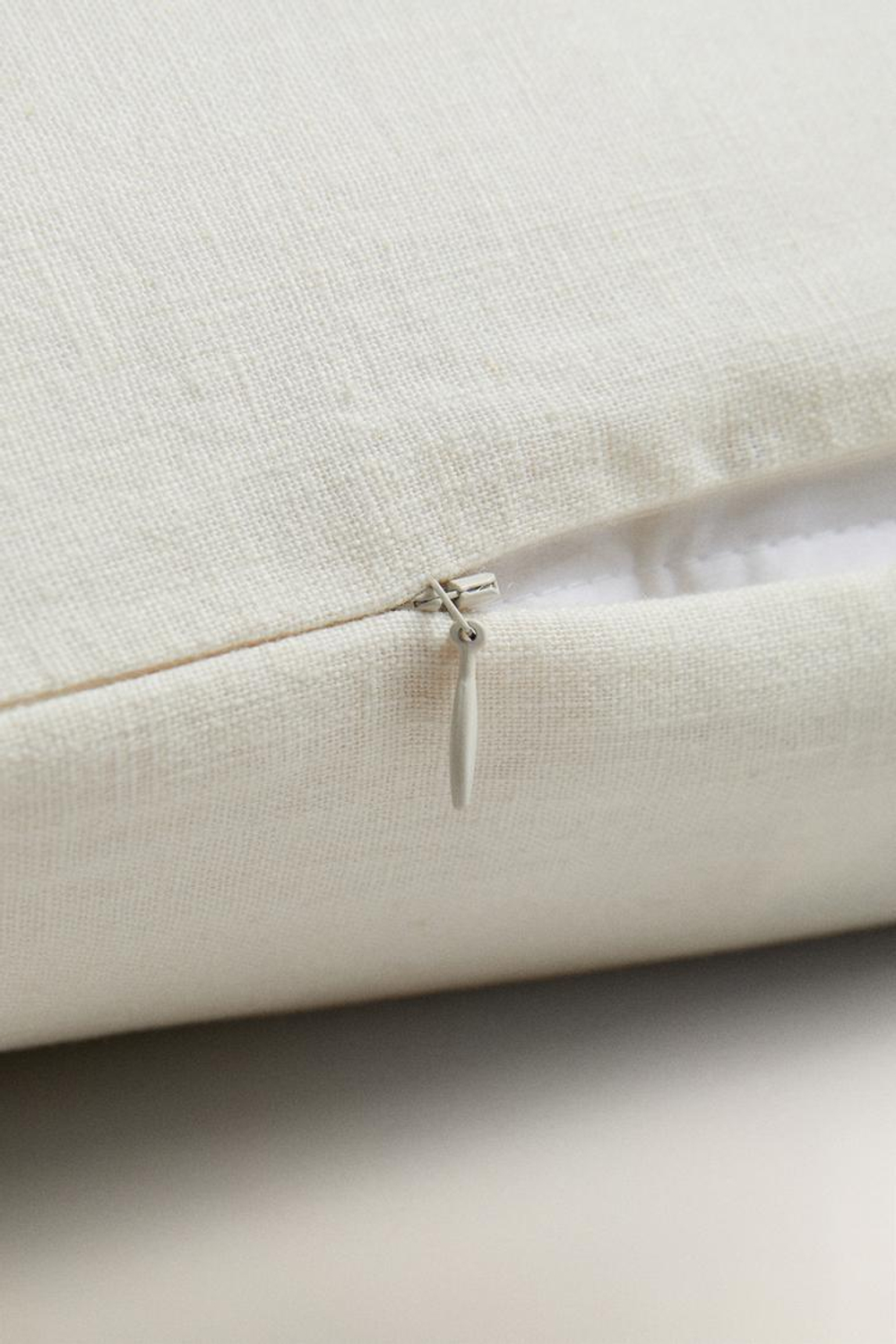 ZARA HOME ЧЕХОЛ ДЛЯ ДЕКОРАТИВНОЙ ПОДУШКИ С ВЫШИВКОЙ И КИСТОЧКАМИ, СВЕТЛО-БЕЖЕВЫЙ