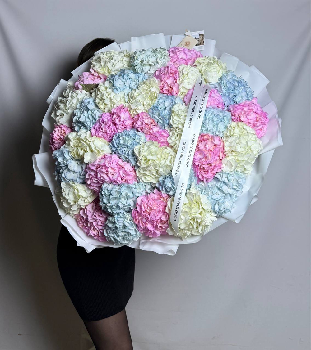 Воздушный букет с гортензиями