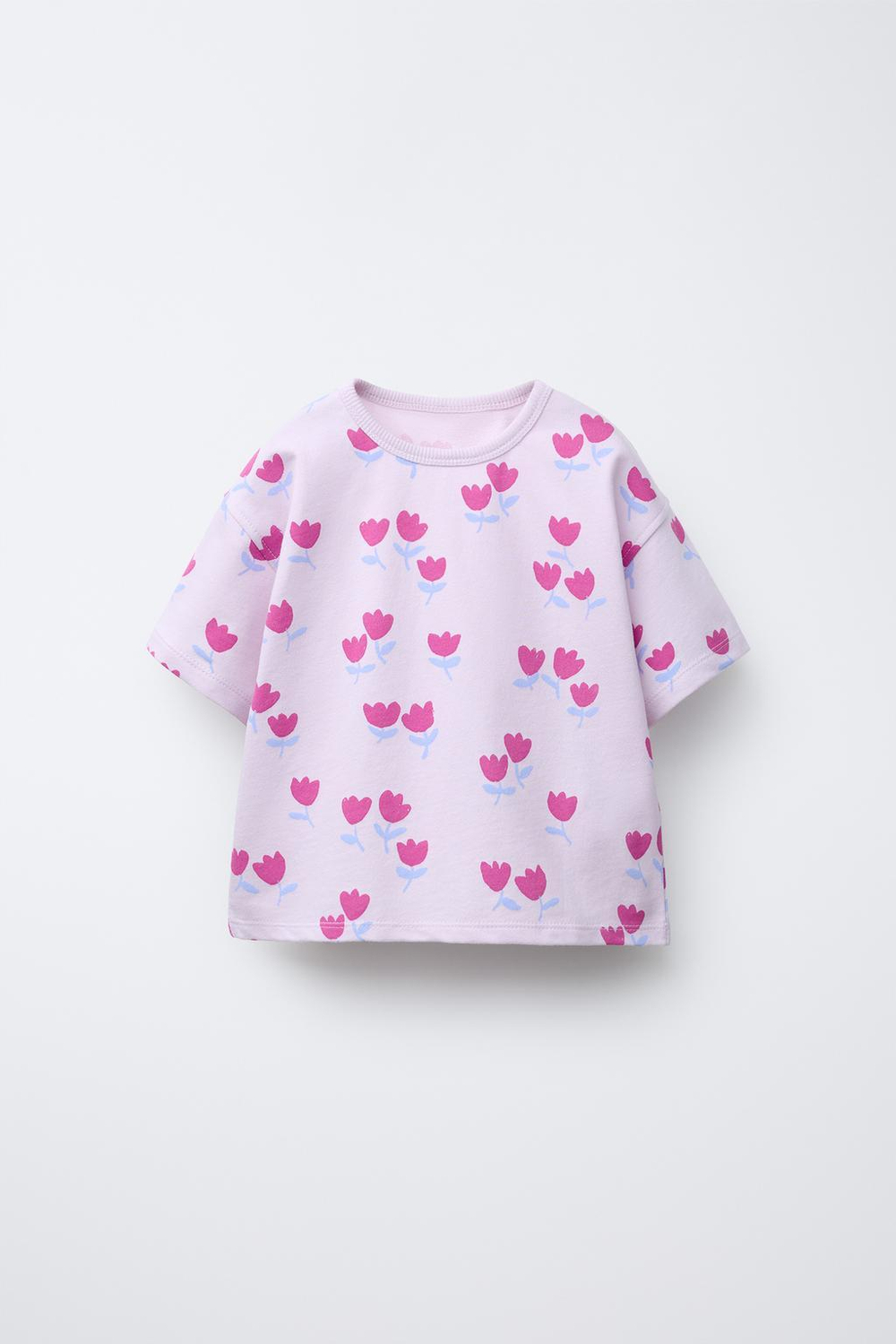 ZARA ФУТБОЛКА С ЦВЕТОЧНЫМ ПРИНТОМ, ЦВЕТ МАЛЬВЫ