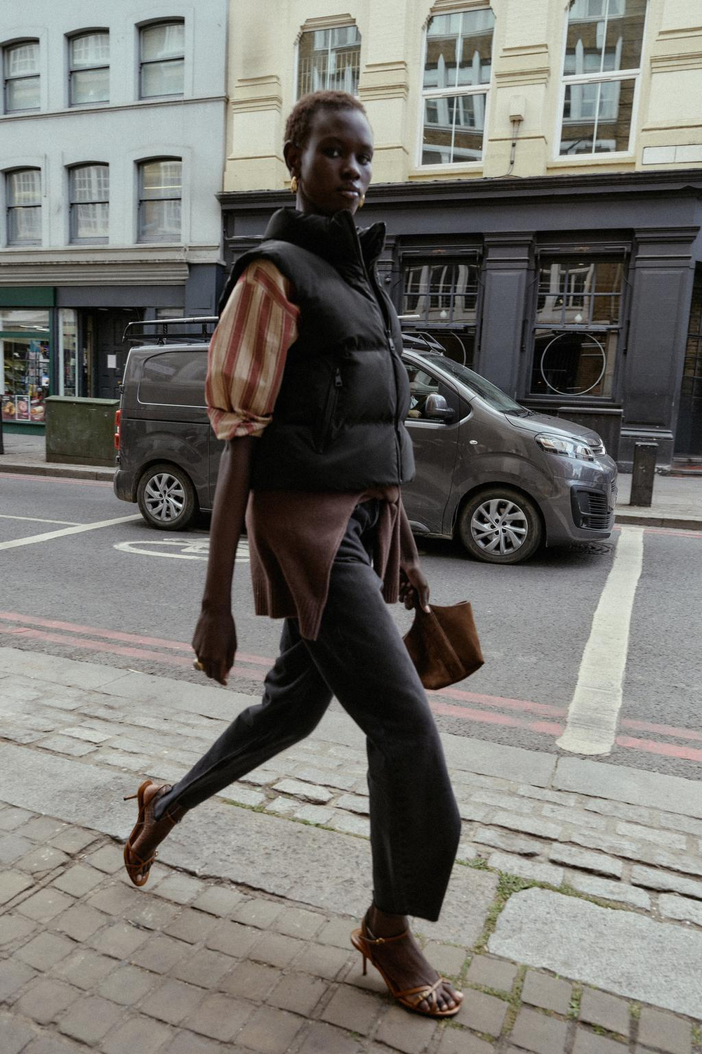 ZARA СТЕГАНЫЙ ЖИЛЕТ, ЧЕРНЫЙ