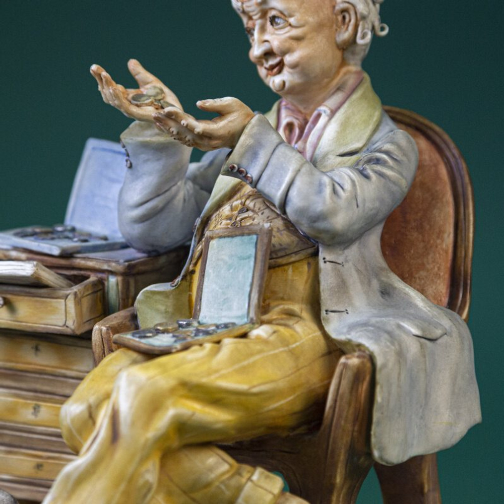 Фарфоровая мануфактура Capodimonte «Коллекционер монет (нумизмат)»