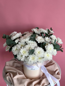 Букет хризантем в шляпной коробке #24