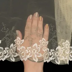 Вышивка на сетке желтая светлая (левая) 22 см