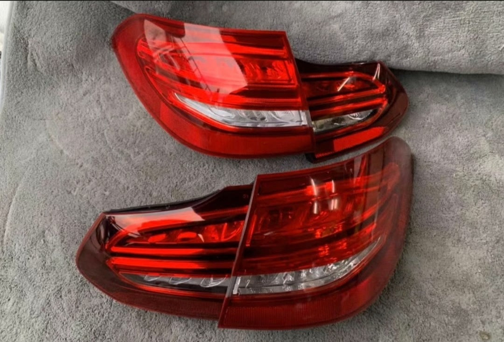 Задние фонари на Mercedes-Benz C-класс W205 универсал (левый+правый)