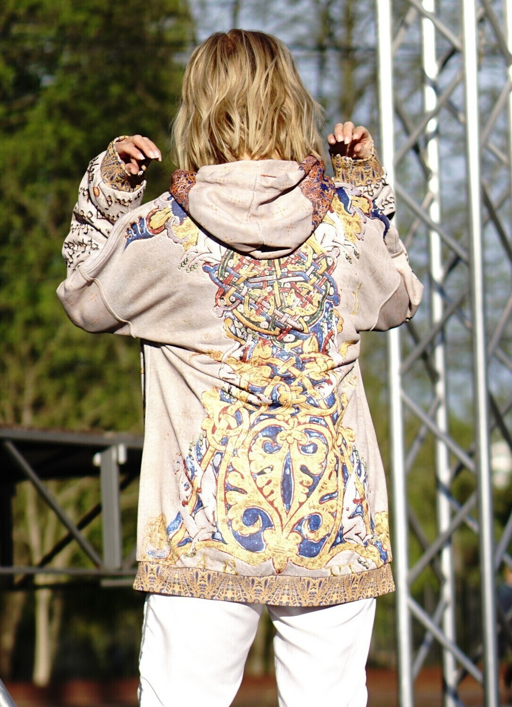 Худи «Буквица», по мотивам изображений буквиц в требнике раннего средневековья, созданном в 1153 году в монастыре Монтекассино