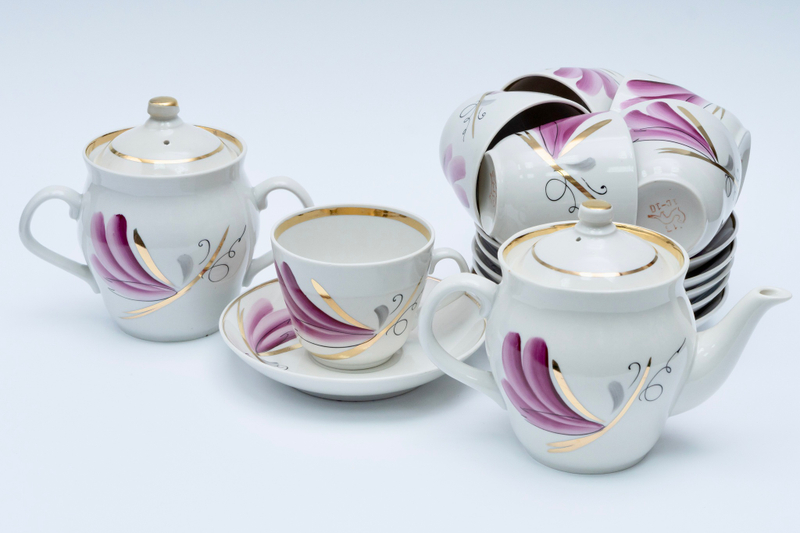 Чайный сервиз на шесть персон с изображением цветов