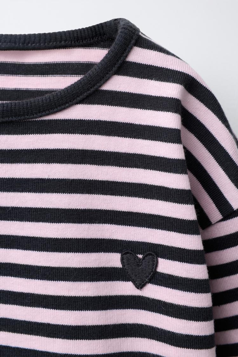 ZARA ТРИКОТАЖНАЯ ФУТБОЛКА В ПОЛОСКУ С НАШИВКОЙ «СЕРДЦЕ», СВЕТЛО-УГОЛЬНЫЙ