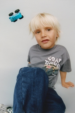 ZARA ФУТБОЛКА С ПРИНТОМ «МАШИНКИ», ТЕМНО-СЕРЫЙ