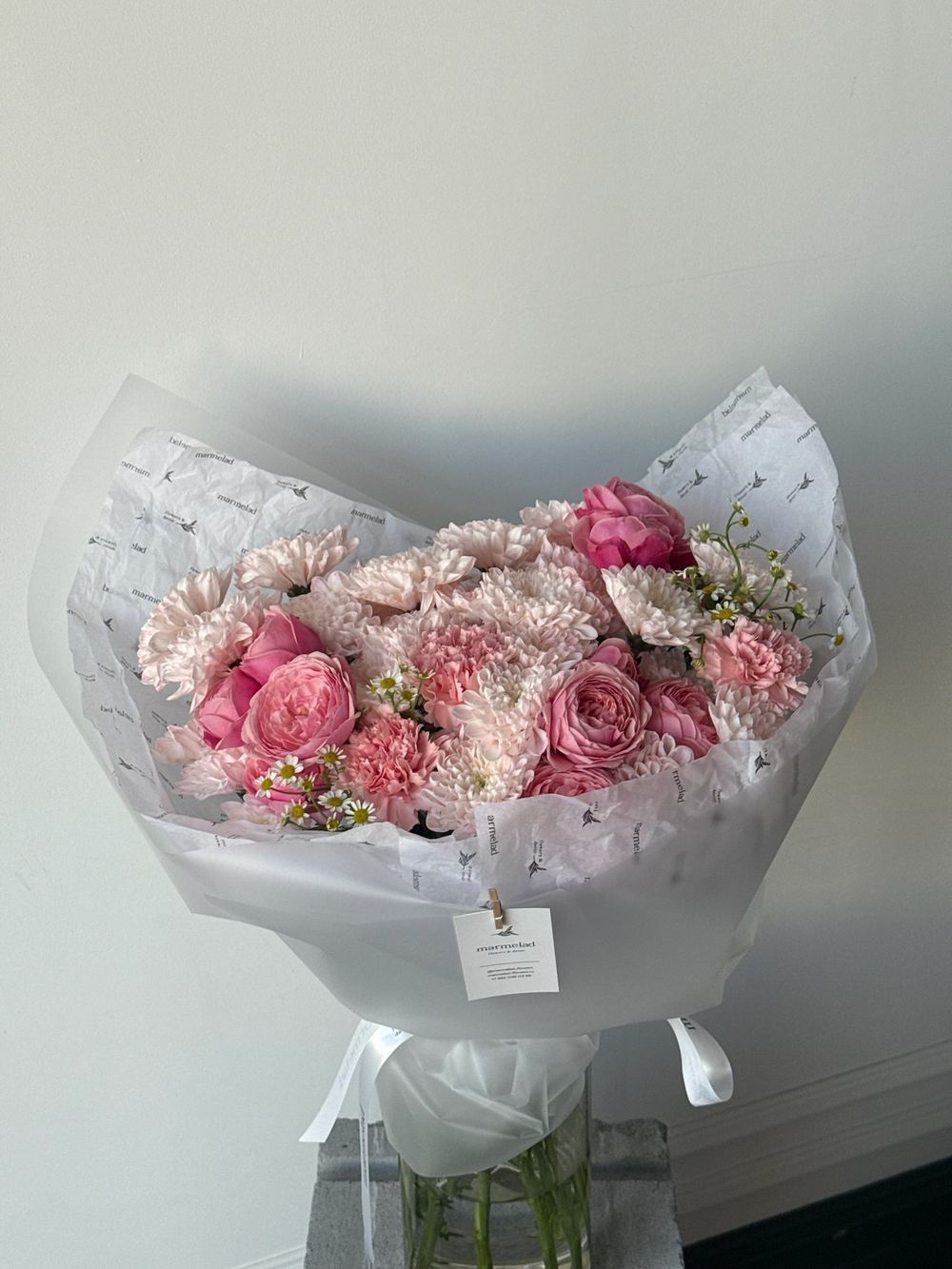 Букет из кустовых пионовивидных роз, хризантемы, диантусов и ромашки