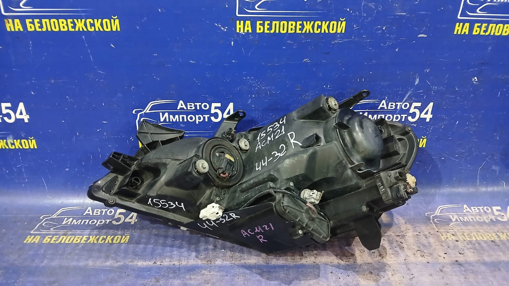 Фара передняя правая TOYOTA IPSUM 2001-2003