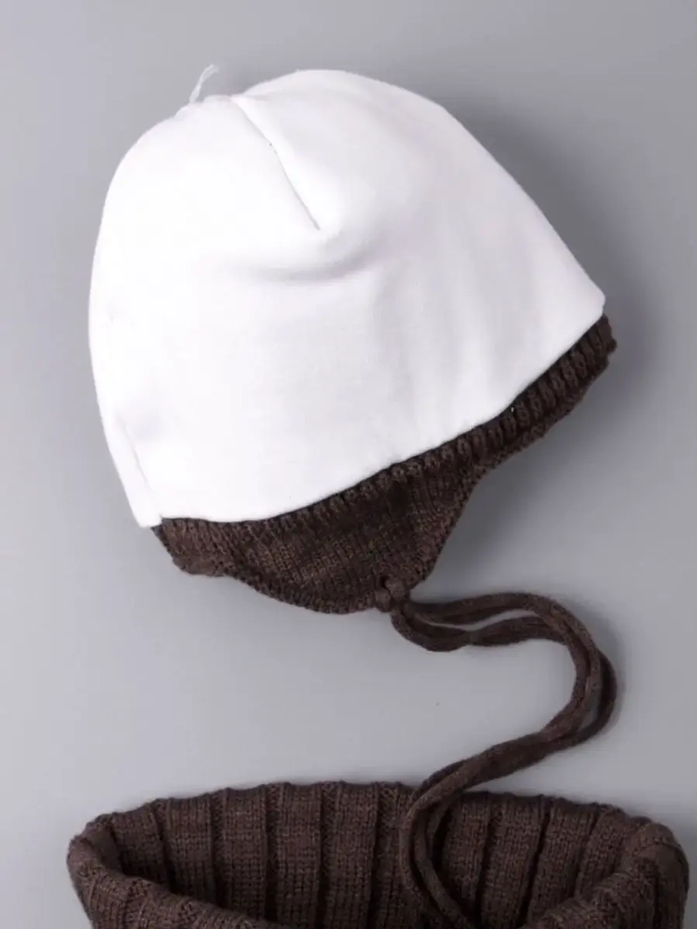 Шапка зимняя для мальчика на завязках и снуд