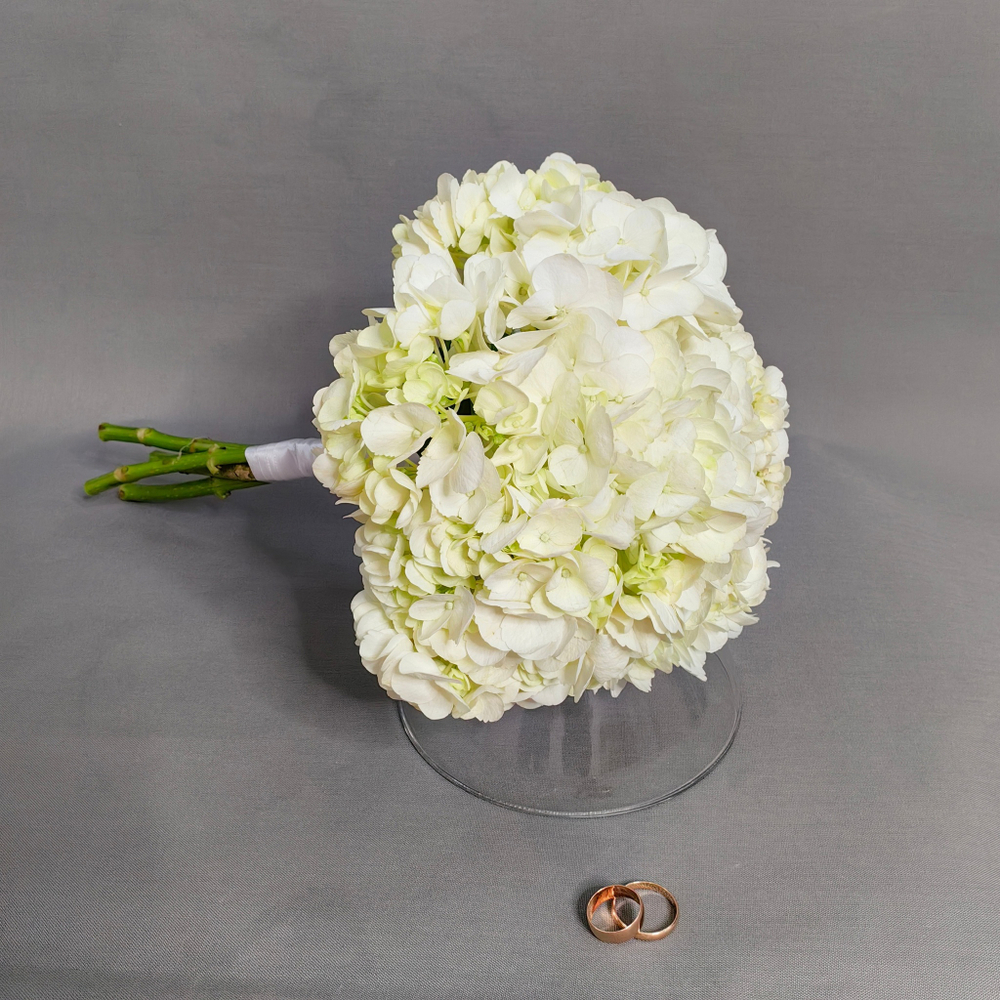 Букет невесты с белой гортензией