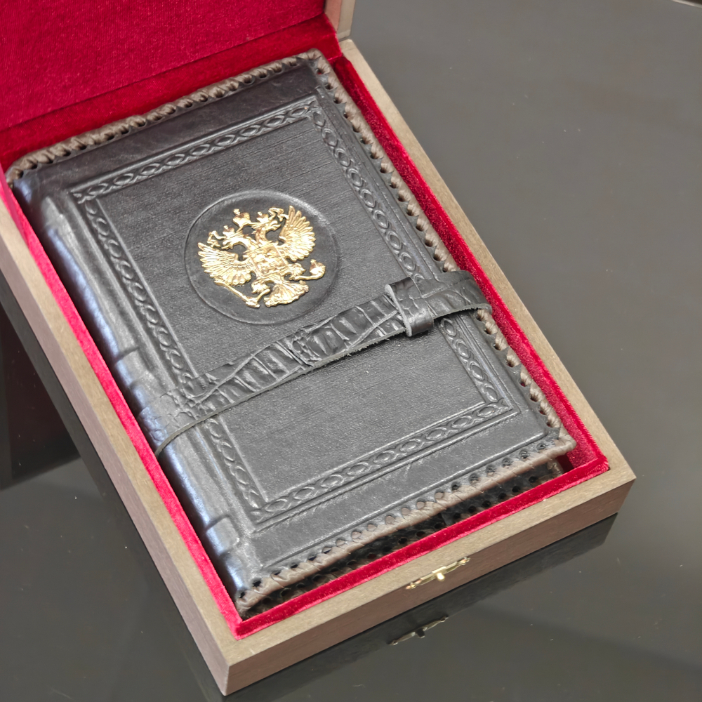 Ежедневник А5 «Герб РФ» (съемная обложка из натуральной кожи) с хлястиком в футляре