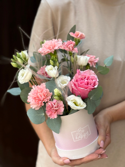 Утонченная композиция из сезонных цветов в розовой гамме от Флора Маркет