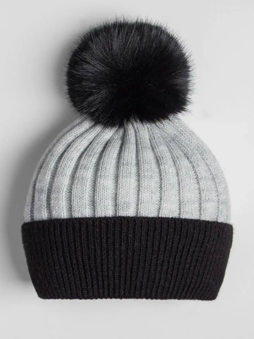 Шапка зимняя для девочки вязаная с помпоном