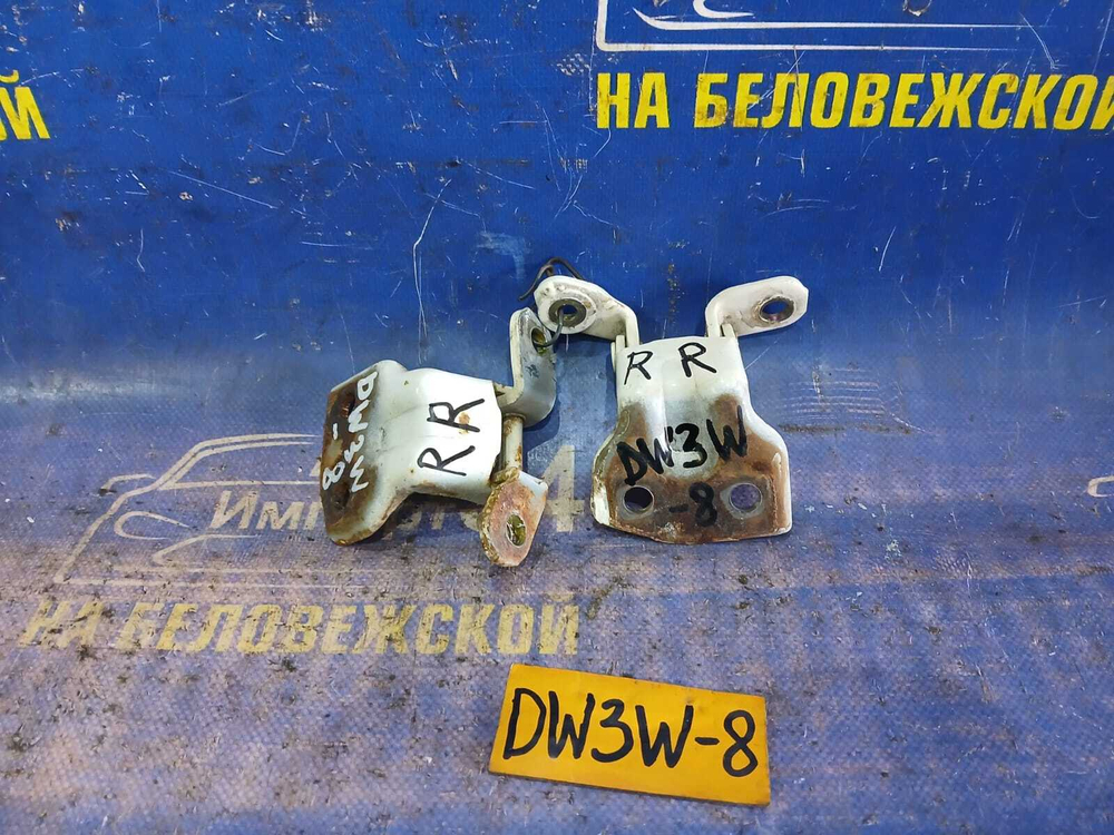 Петля двери задней правой MAZDA DEMIO 1998