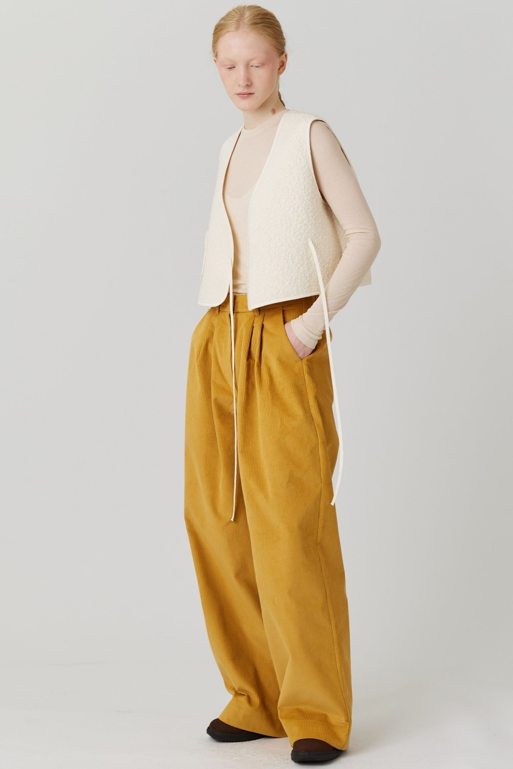 Жилет на двух завязках из молочного букле