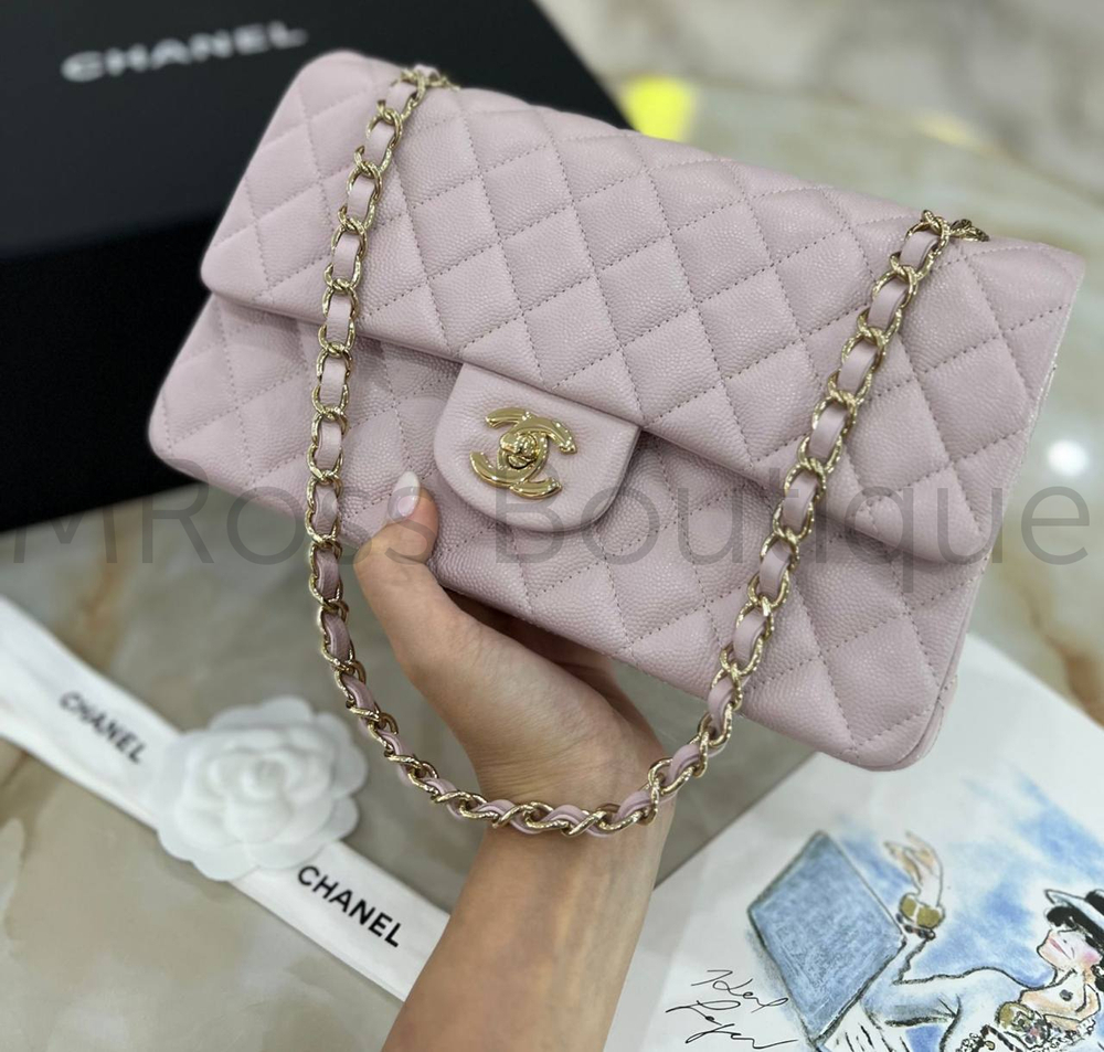 Розовая сумка конверт Chanel из зернистой кожи