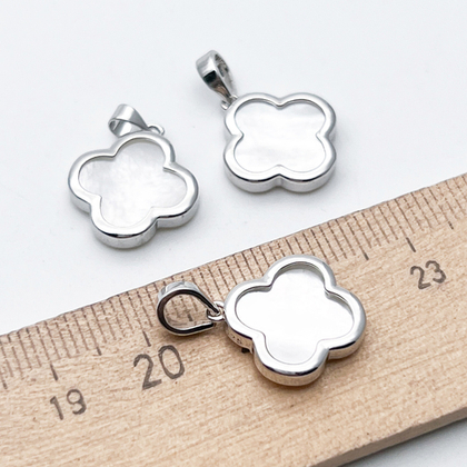Подвеска Клевер, родиевое покрытие, перламутр, размер 16,5*14,5 мм + бейл 6 мм, цена за 1 шт