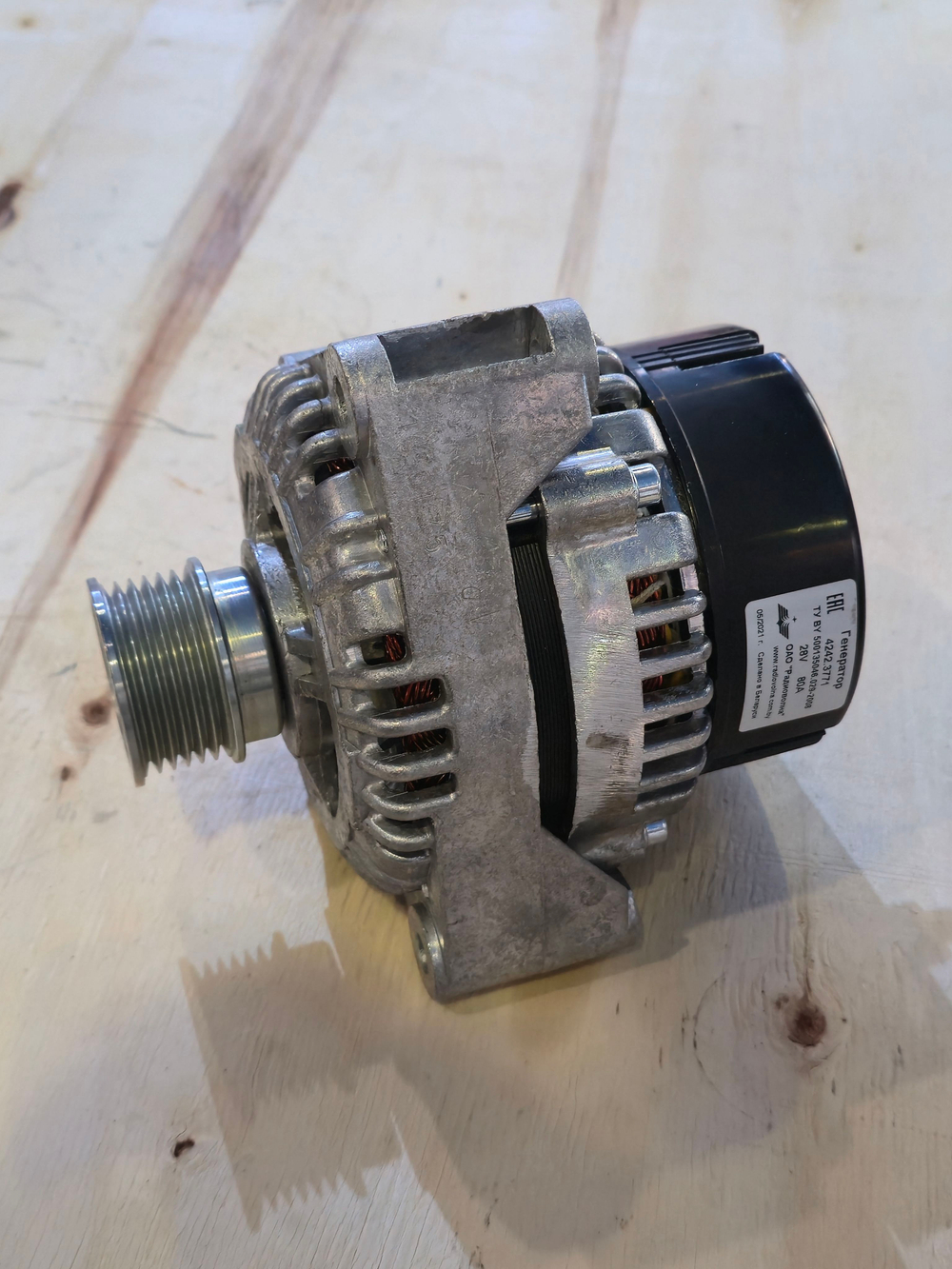 Генератор Маз, Лаз, Урал дв.ЯМЗ Евро-3 поликлиновой шкив, монокронштейн 28В 80А Радиоволна