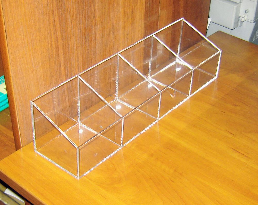 Диспенсер демонстратор 4 ячейки для мелкого товара