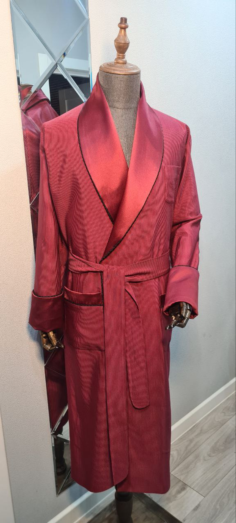 Халат из облегченного жаккарда с атласными бортами