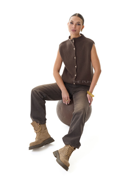 Шоколадный шерстяной жилет на пуговицах