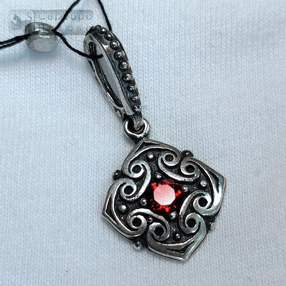 Подвеска "Горесвет" с гранатом