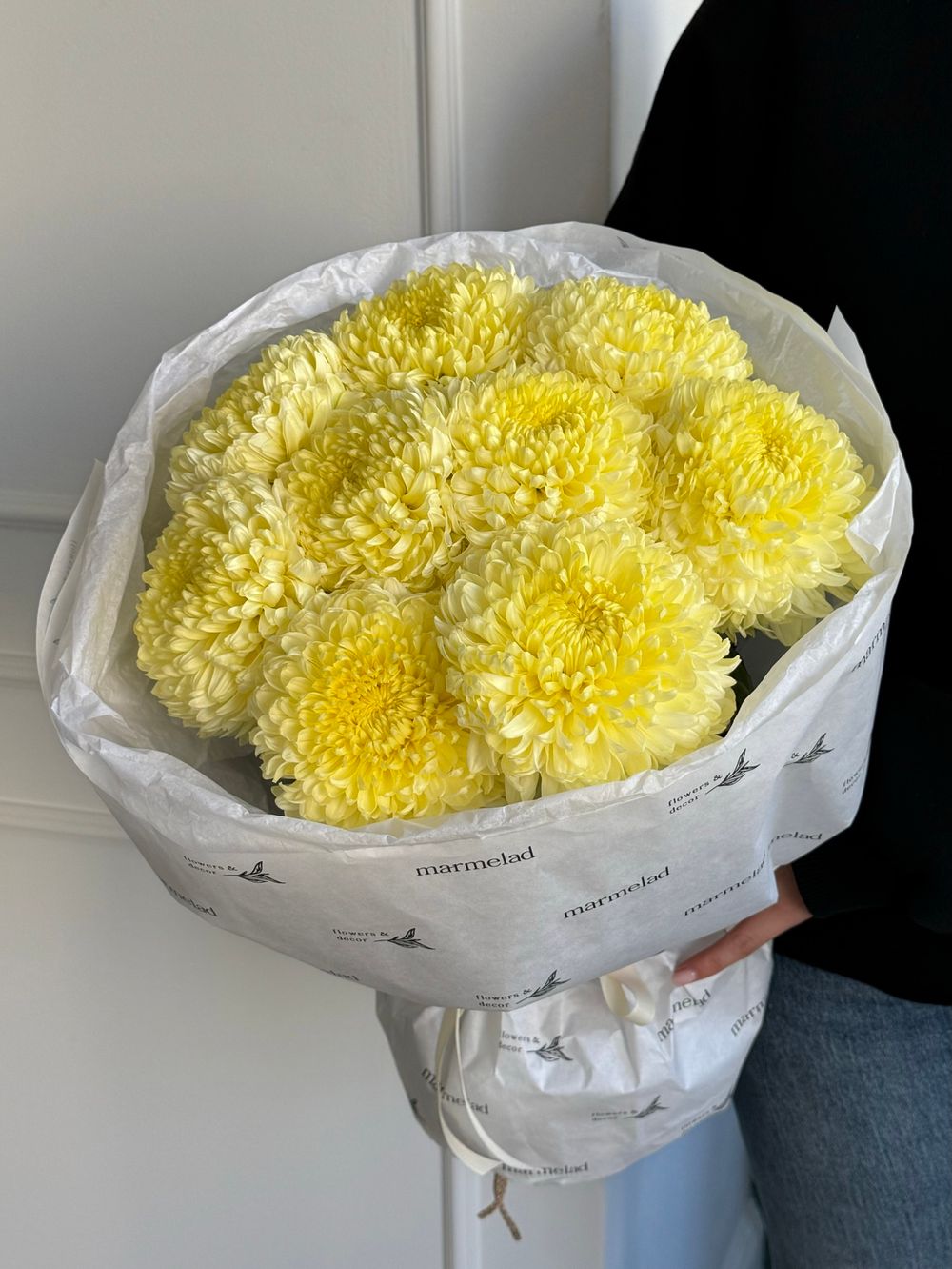 Букет из 9 одноголовых хризантем лимонного оттенка