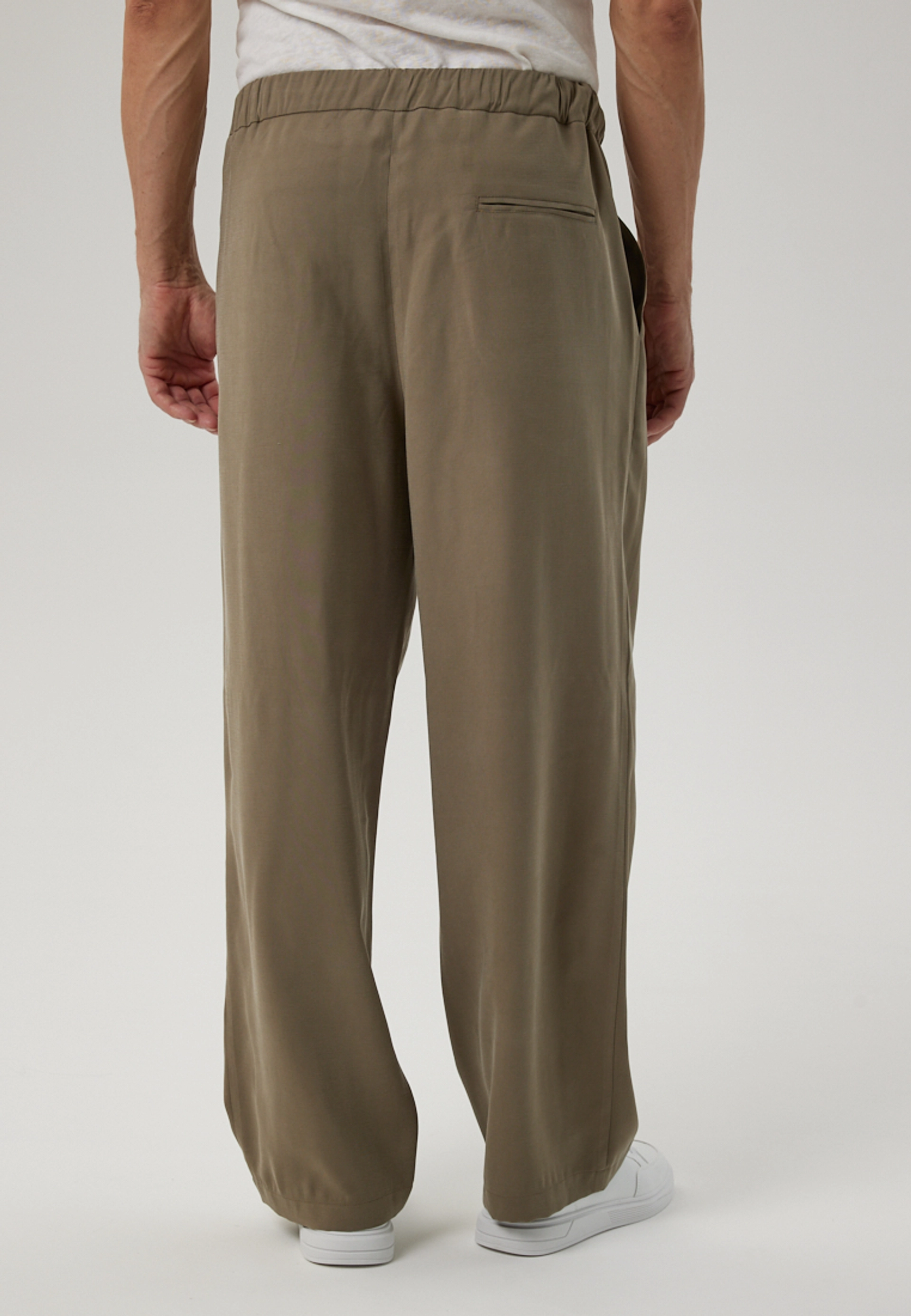 Свободные брюки на резинке оливкового цвета