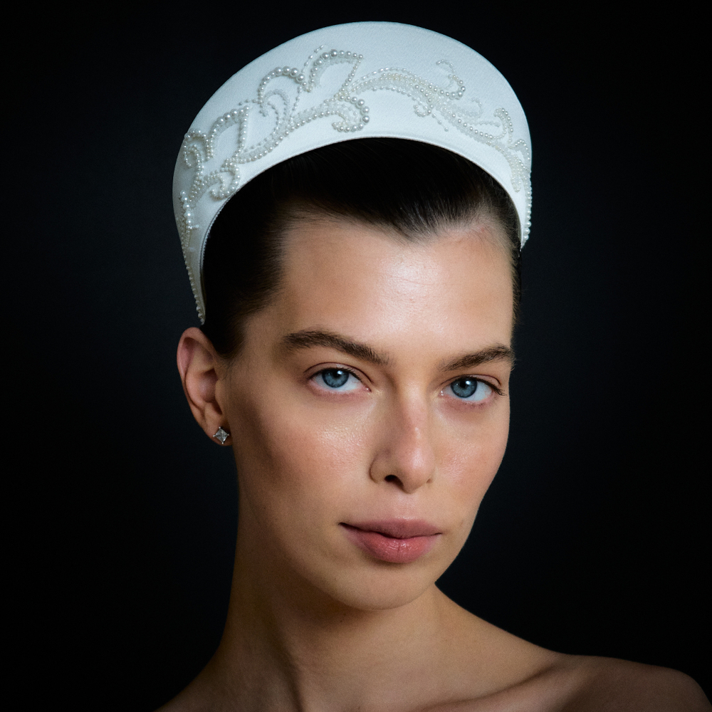 Кокошник M белый с жемчужным декором
