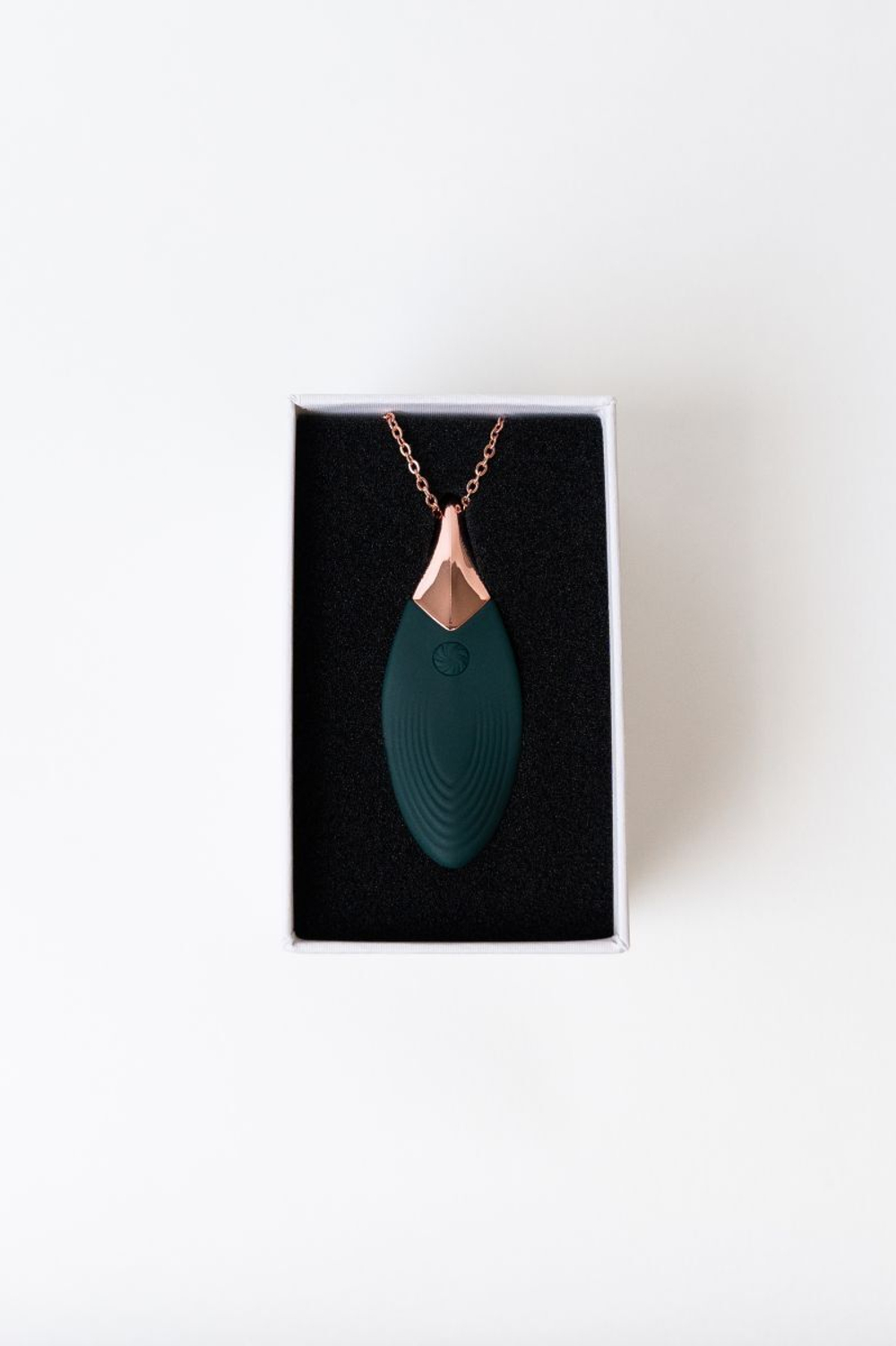 Клиторальный вибратор Lola Games Leaf – кулон, 7,2 см