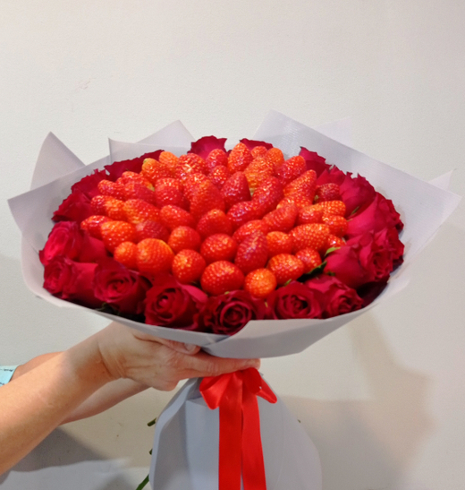 Букет с клубникой и розами