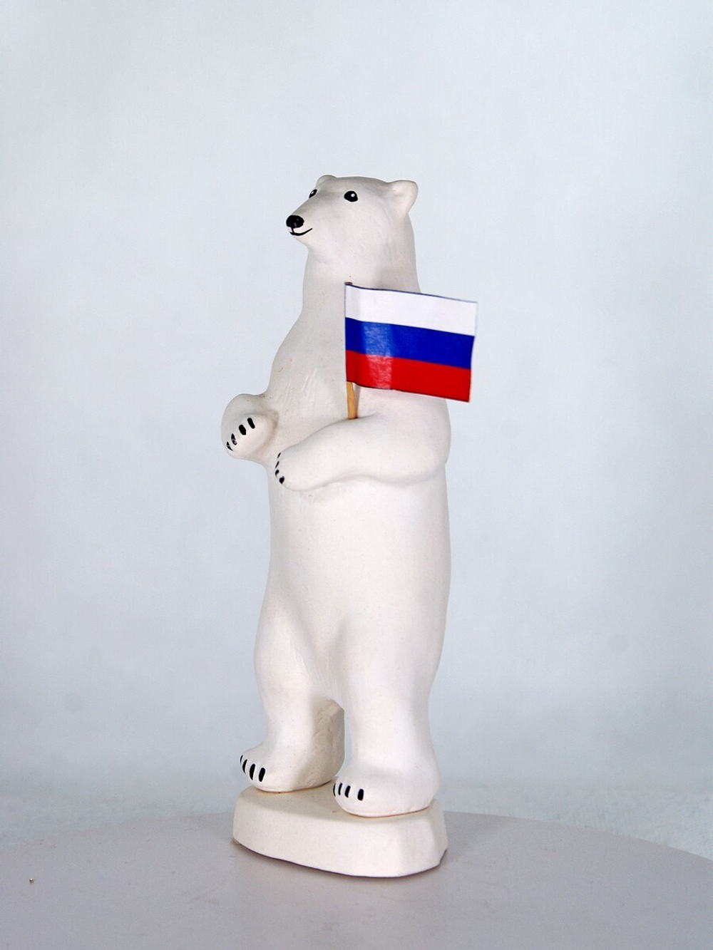 Фарфоровая статуэтка Белый медведь на льдине с флажком
