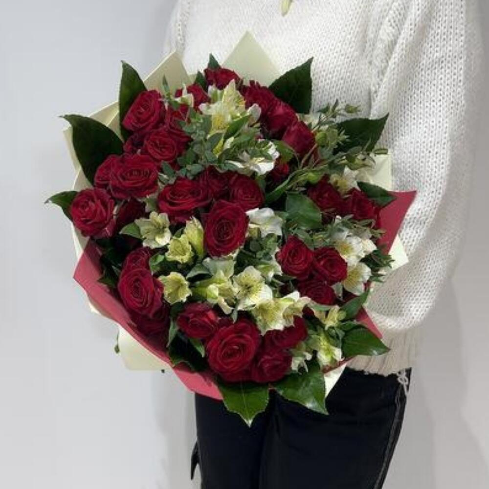 Букет из альстромерии и красных кустовых роз с эвкалиптом