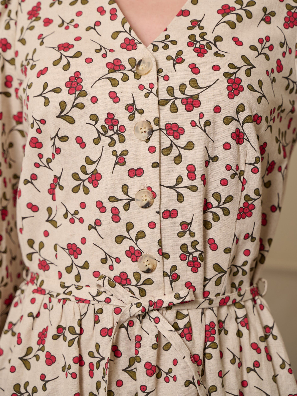 Платье с воротником стойкой