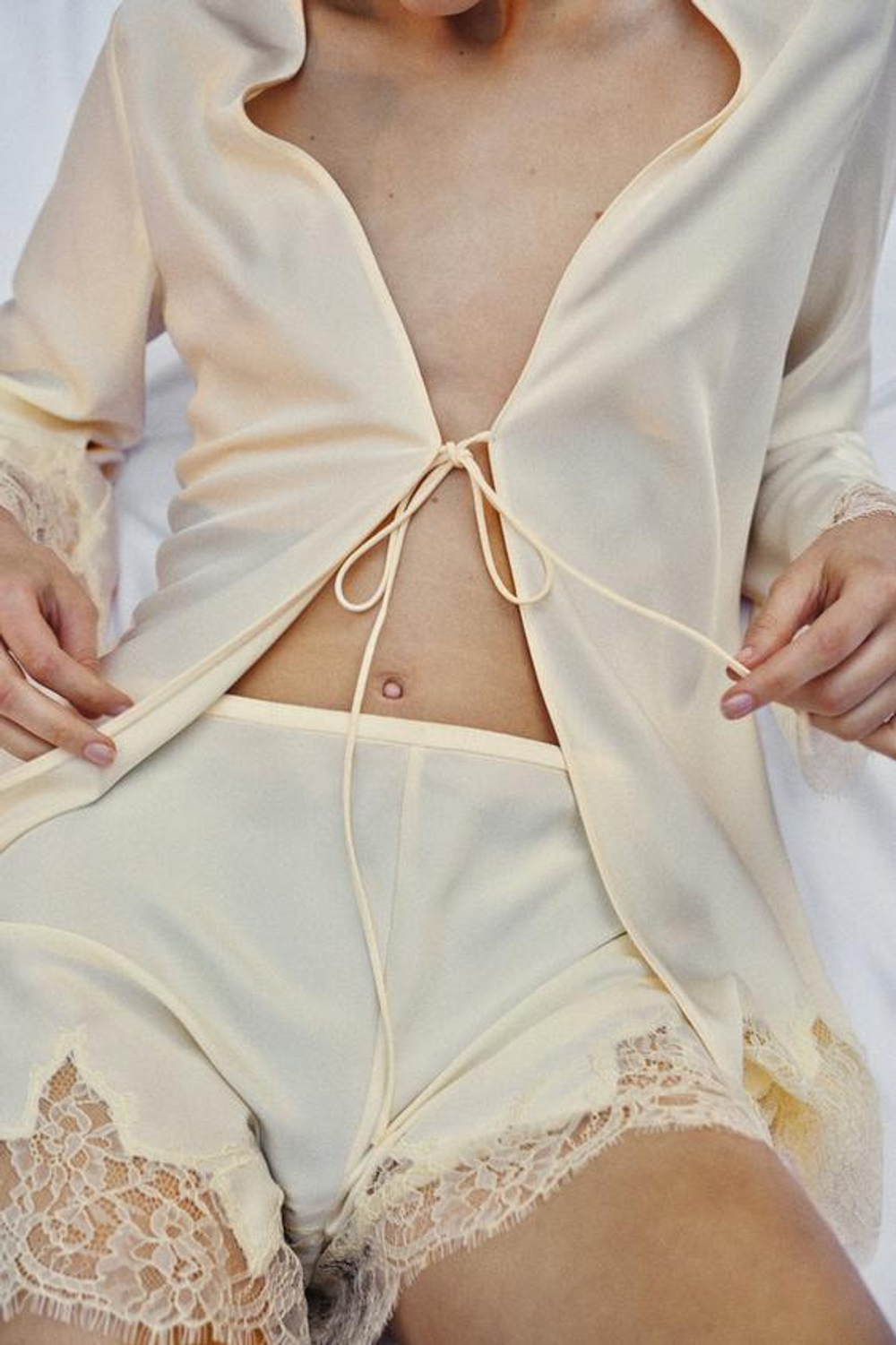 ZARA КАТЛАСНЫЕ ШОРТЫ С КРУЖЕВОМ, ЭКРЮ