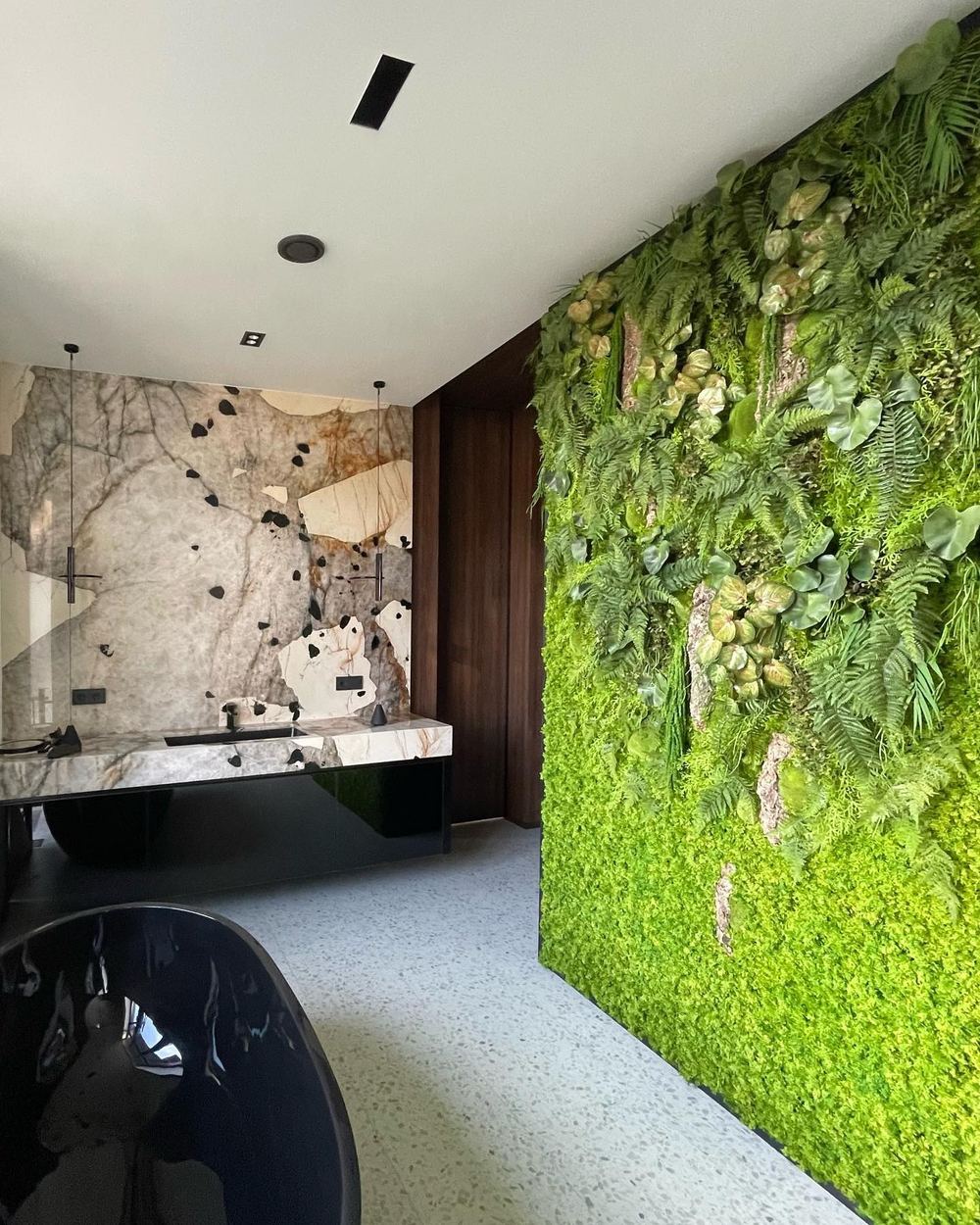 Вертикальное озеленение частного интерьера из микса искусственных и стабилизированных растения на основании из искусственного мха