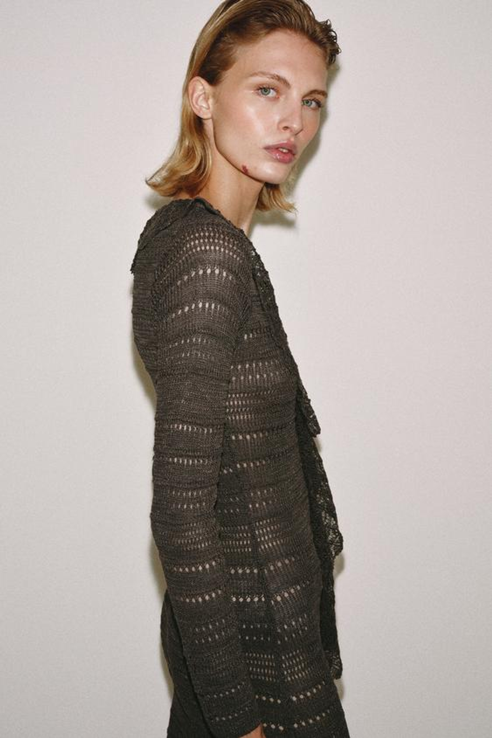 ZARA ПЛАТЬЕ ИЗ ТРИКОТАЖА POINTELLE С ВОЛАНАМИ, СЕРОВАТО-КОРИЧНЕВЫЙ